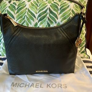 Michael Kors Aria Large Shoulder Bag. Black.